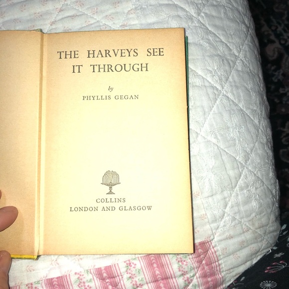 Vintage Book 'The Harveys See It Through' by Phyllis Gegan - Picture 4 of 7